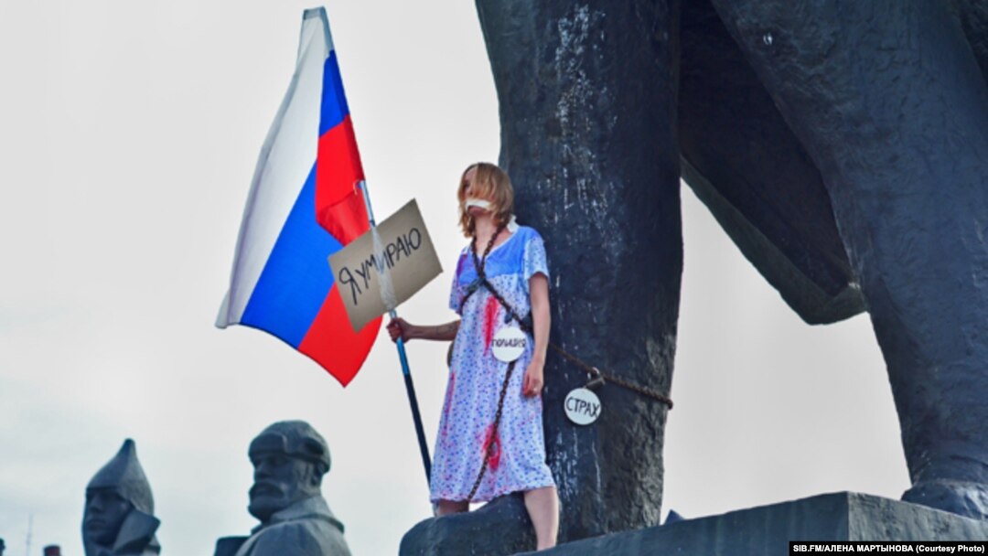 Ксения Сухоруких на акции в Новосибирске