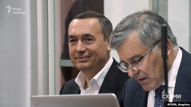 Екс-депутат Микола Мартиненко (л) та його адвокат (п) під час судового засідання