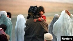 Një grup i refugjatëve afganë duke u larguar nga luftimet në veri të Kabulit. Tetor, 2020.