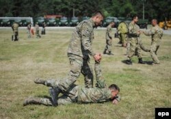 Militari ucraineni antrenându-se.