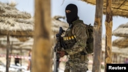 Сотрудник спецназа на пляже курорта Сус в Тунисе. Иллюстративное фото.
