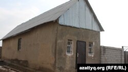 Дом в микрорайоне Асар-2, который снимает семья погибшего учителя Сеитжана Избасарова. Шымкент, 22 марта 2017 года.