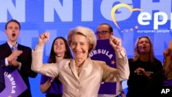 Ursula von der Leyen, az Európai Bizottság elnöke ünnepel Brüsszelben, az Európai Néppárt székhelyén 2024. június 9-én