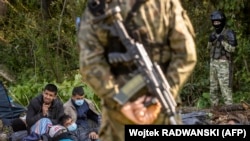 Poliția de frontieră poloneză și migranți ilegali care au venit din Belarus