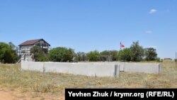 Эти фундаментные блоки были привезены на участок для постройки дома