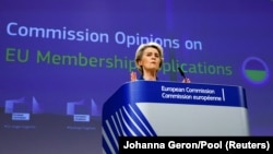 Ursula von der Leyen, az Európai Bizottság elnöke bejelenti a testület döntéseit az ukrán, moldovai és georgiai uniós tagjelöltségéről Brüsszelben 2022. június 17-én