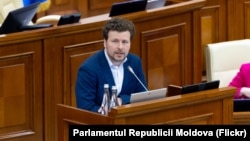 Ministrul Educației, Dan Perciun, la tribuna Parlamentului, la sesiunea legislativului din 13 martie 2025