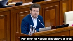 Ministrul Educației, Dan Perciun vorbind de la tribuna parlamentului (imagine de arhivă) 