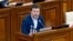 Ministrul Educației, Dan Perciun vorbind de la tribuna parlamentului (imagine de arhivă) 