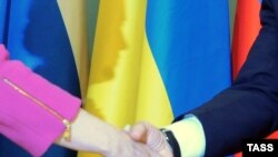 «Газовая принцесса» Украины скрепила рукопожатием договор о нерушимой взаимовыгодной газовой дружбе между Россией и Украиной
