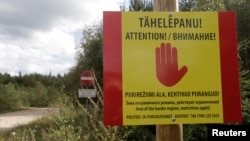 Предупреждающий знак в пограничной зоне на границе Эстонии и России