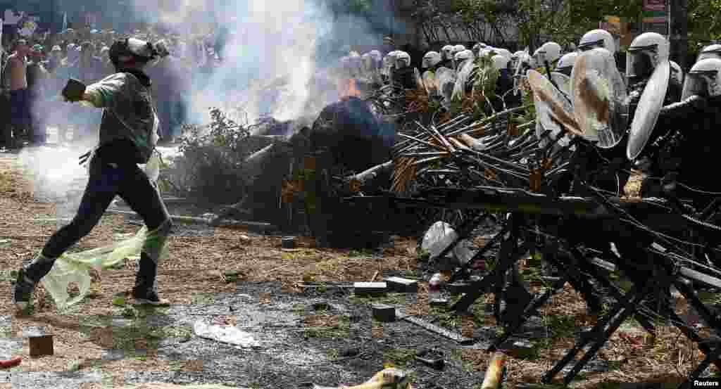 Bir neçə Avropa ölkələrinin fermerləri polisə qarşı.&nbsp;​REUTERS/Yves Herman