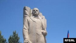 Novxanıda M.Ə.Rəsulzadənin heykəli