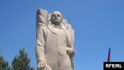 M.Ə.Rəsulzadənin heykəli