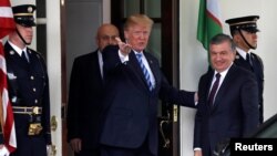 Президент США Дональд Трамп (в центре) приветствует президента Узбекистана Шавката Мирзияева. Белый дом, Вашингтон, 16 мая 2018 года.