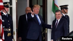 Президент США Дональд Трамп приветствует президента Узбекистана на пороге Белого дома
