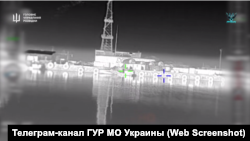 Скриншот с видео ГУР МО Украины, на котором дрон атакует российский десантно-штурмовой катер проекта 05060 в Крыму