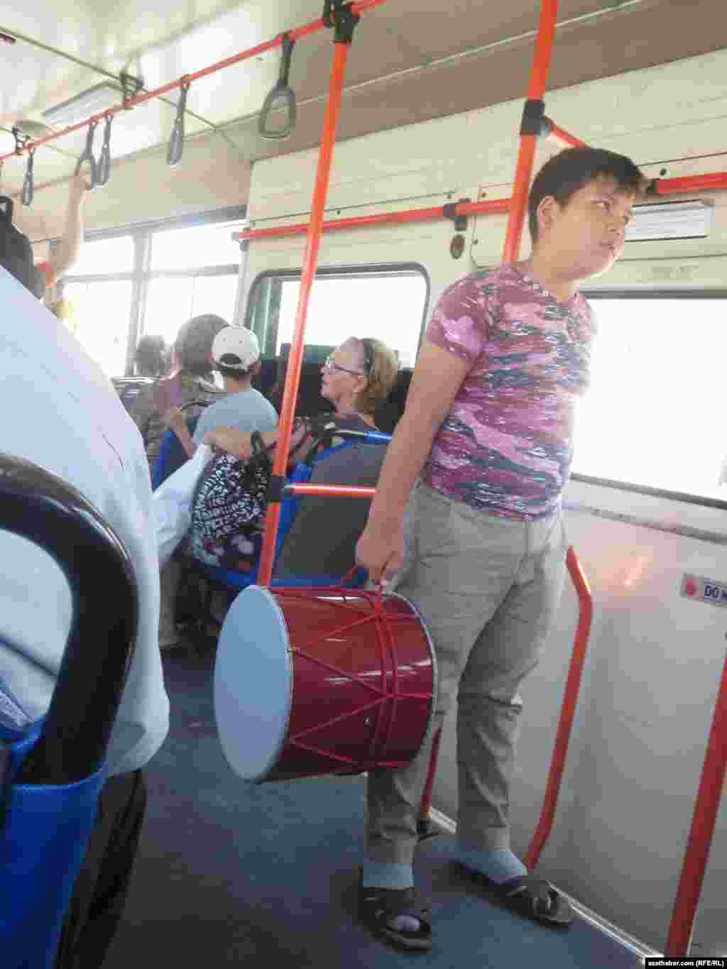 Aşgabadyň awtobusyndaky deprekli bir oglan.