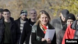 "Alyşmak başlandy” diýip, öz-özüni yglan eden Donetsk halk respublikasynyň adam hukuklary wekili bolan  Darýa Morozowa aýtdy.