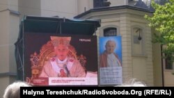 Львів’яни дивляться трансляцію беатифікації Івана Павла II