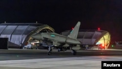 Një avion luftarak kthehet në bazë pasi i sulmoi caqet ushtarake në Jemen, 12 janar 2024.
