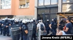 Policija na ulazu povremeno propušta zaposlene