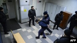 Один из задержанных вводят в зал суда, Санкт-Петербург, 7 апреля 2017 года