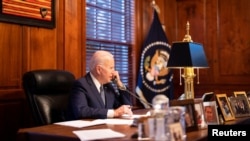 Президент США Джо Байден розмовляє телефоном з президентом Росії Володимиром Путіним зі свого дому у Вілмінгтоні, штат Делавер, 30 грудня 2021 року