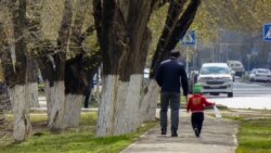 Прохожие на одной из центральных улиц Уральска. 18 апреля 2020 года.