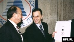 Alături de Tom Dine, președintele RFE/RL în cursul unei vizite la Europa Liberă, în 2002