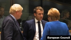 Presidenti i Francës, Emmanuel Macron, kancelarja gjermane, Angela Merkel dhe kryeministri i Britanisë së Madhe, Boris Johnson. 