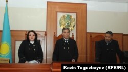  Коллегия по уголовным делам Алматинского городского суда, которая приняла к своему производству рассмотрение апелляционных жалоб по делу "джихадистов". Председатель коллегии Нургаза Абдиканов (он же и председатель Алматинского городского суда) - в центре, 2 апреля 2019 года. 