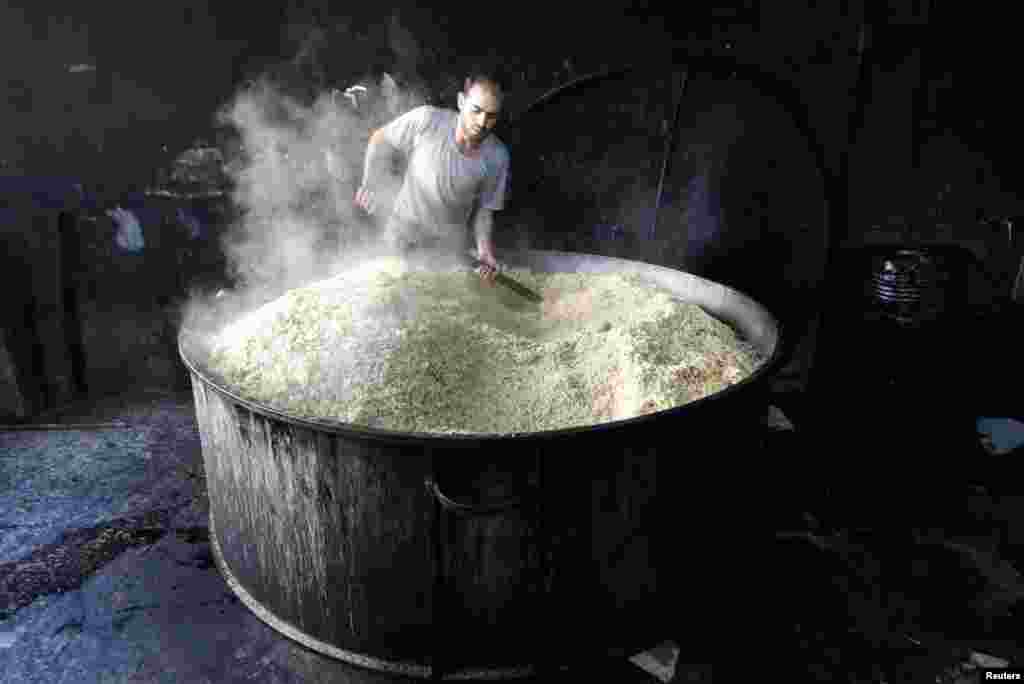 Mâncare pentru rezidenţii şi persoanele strămutate în oraşul Raqqa, din estul Siriei. Zilnic, bucătarii oferă peste 1.000 de mese gratuite civililor.