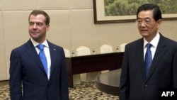 Russian President Dmitry Medvedev (left) and his Chinese counterpart Hu Jintao