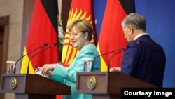 Kancelarja gjermane, Angela Merkel, dhe presidenti i Kirgizisë, Amazbek Atambaev.