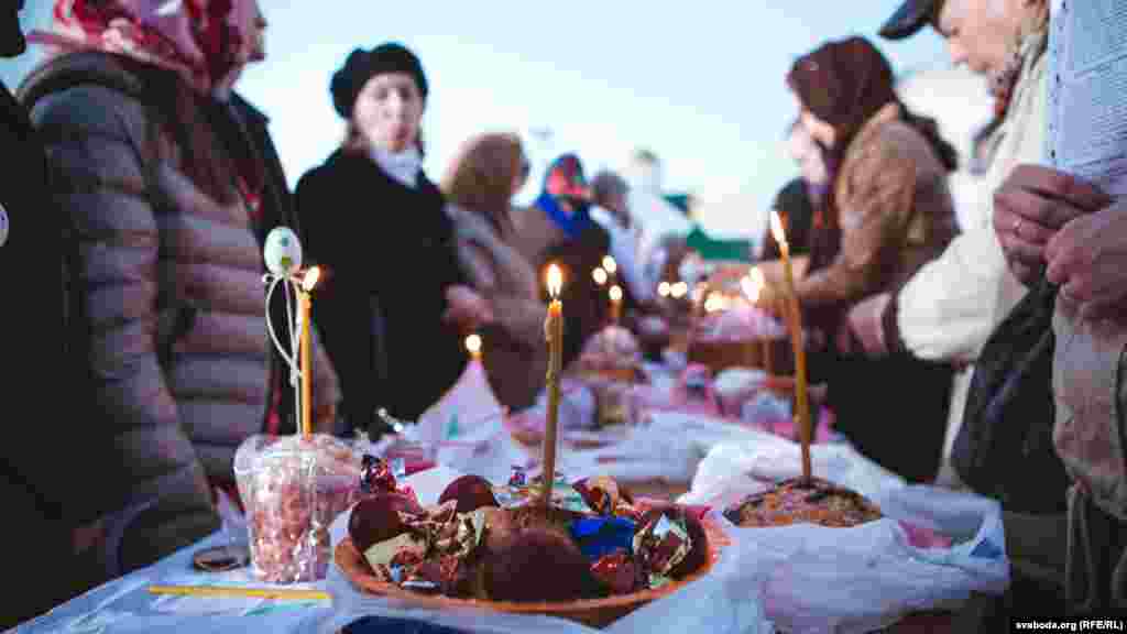 Belarus - Holy Saturday in Minsk churches, Consecration of Easter meals, 11Apr2015