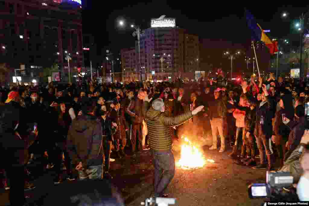 Jandarmeria a anunțat că participanții la protest vor fi identificați și amendați pentru nepurtarea măștii, pentru că au participat la un protest neautorizat și pentru că au fost pe stradă după ora 22.00. &nbsp;