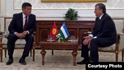 Глава правительства Кыргызстана Сооронбай Жээнбеков и (на тот момент премьер-министр Узбекистана) Шавкат Мирзияев на встрече по случаю похорон первого президента Узбекистана Ислама Каримова. Самарканд, 2 сентября 2016 года.