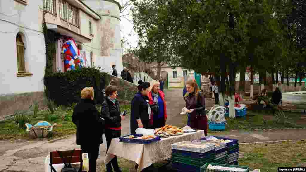 Возле избирательного участка №358 в Симферополе организовали точки выносной торговли с квашеными овощами и выпечкой