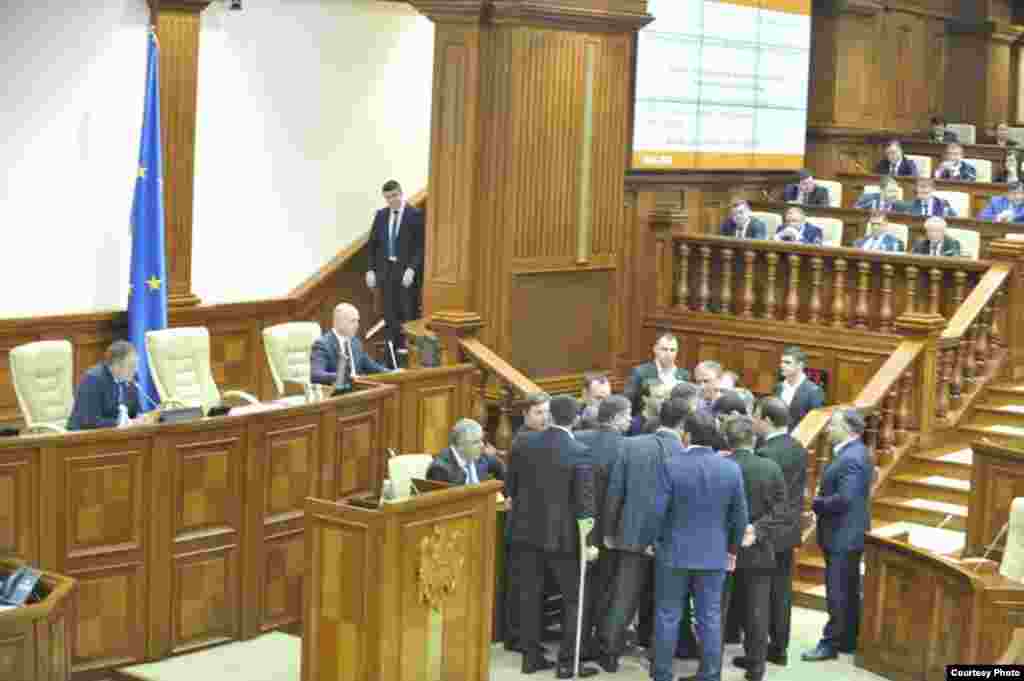 În Parlament... (foto: Constantin Grigoriță)