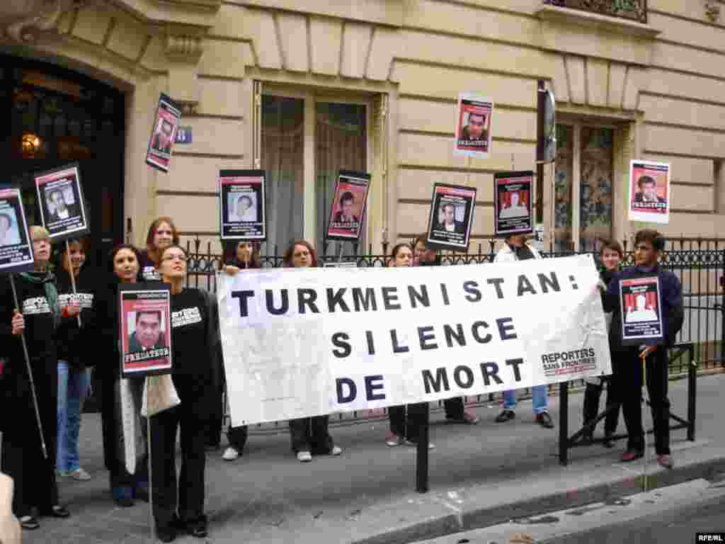 The protesters unfurled a large banner that read "Turkmenistan: Deathly Silence." - photo by Ahto Lobajkas About 20 protesters forced their way into the Turkmen embassy in Paris, demanding information about the fate of Turkmen journalists imprisoned or killed for their views. The demonstrators demanded to speak with either the Turkmen ambassador or the foreign minister, who is in Paris for a Central Asia-European Union forum. French police declined to get involved, saying the embassy building is Turkmen territory and police do not have right to enter. French diplomatic security officers negotiated with the protesters to end the standoff, which ended peacefully.