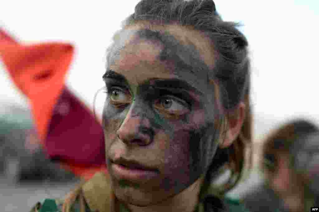 Ізраїль – Жінка-солдат із 33-го батальйону піхоти «Каракал» перед навчальним марш-кидком у північній частині пустелі Негев, 3 жовтня 2013 року