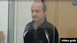 Արցախցի Կարեն Ավանեսյանը ադրբեջանական դատարանում, արտապատկերում APA-ի տեսանյութից, Գյանջա, դեկտեմբեր, 2025թ.