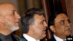 Turkey's President Abdullah Gul (center) with his Afghan and Pakistani counterparts, Hamid Karzai (left) and Asif Ali Zardari in Istanbul.