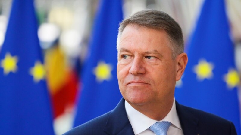 Președintele României cere guvernului să acorde 500 de euro lunar medicilor care luptă cu pandemia
