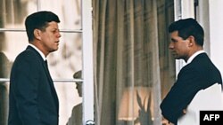 АҚШ президентьі Джон Кеннеди (сол жақта) елдің әділет министрі (бас прокурор) қызметіндегі інісі Роберт Кеннедимен сөйлесіп тұр. Ақ үй, Вашингтон, 28 наурыз 1963 жыл.
