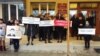 До начала судебного заседания у входа в здание Верховного суда группа поддержки Кабисова развернула плакаты с призывами его освободить