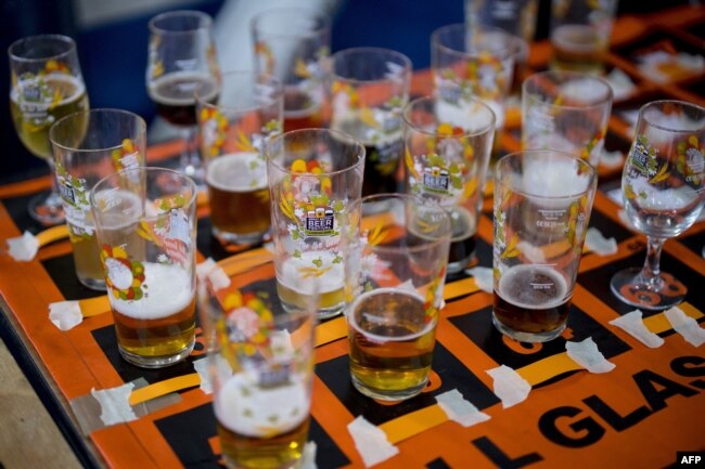 Gota gjysmë të mbushura me birrë gjatë Festivalit të Birrës në Britani të Madhe më 2019.