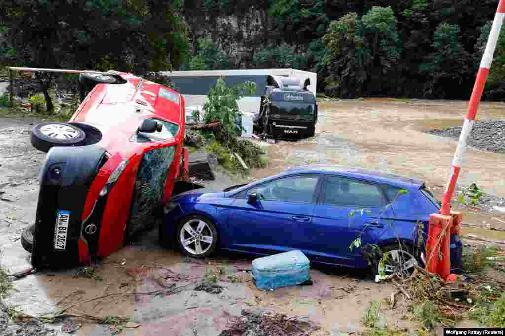 Automobili uništeni nakon poplave &nbsp;u Schuldu u Njemačkoj, 15. jula 2021.