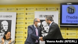 Nikola Kovačević sa ambasadorom Švajcarske Ursom Šmidom na konferenciji u Beogradu povodom nagrade UNHCR-a, 29. septembar 2021.